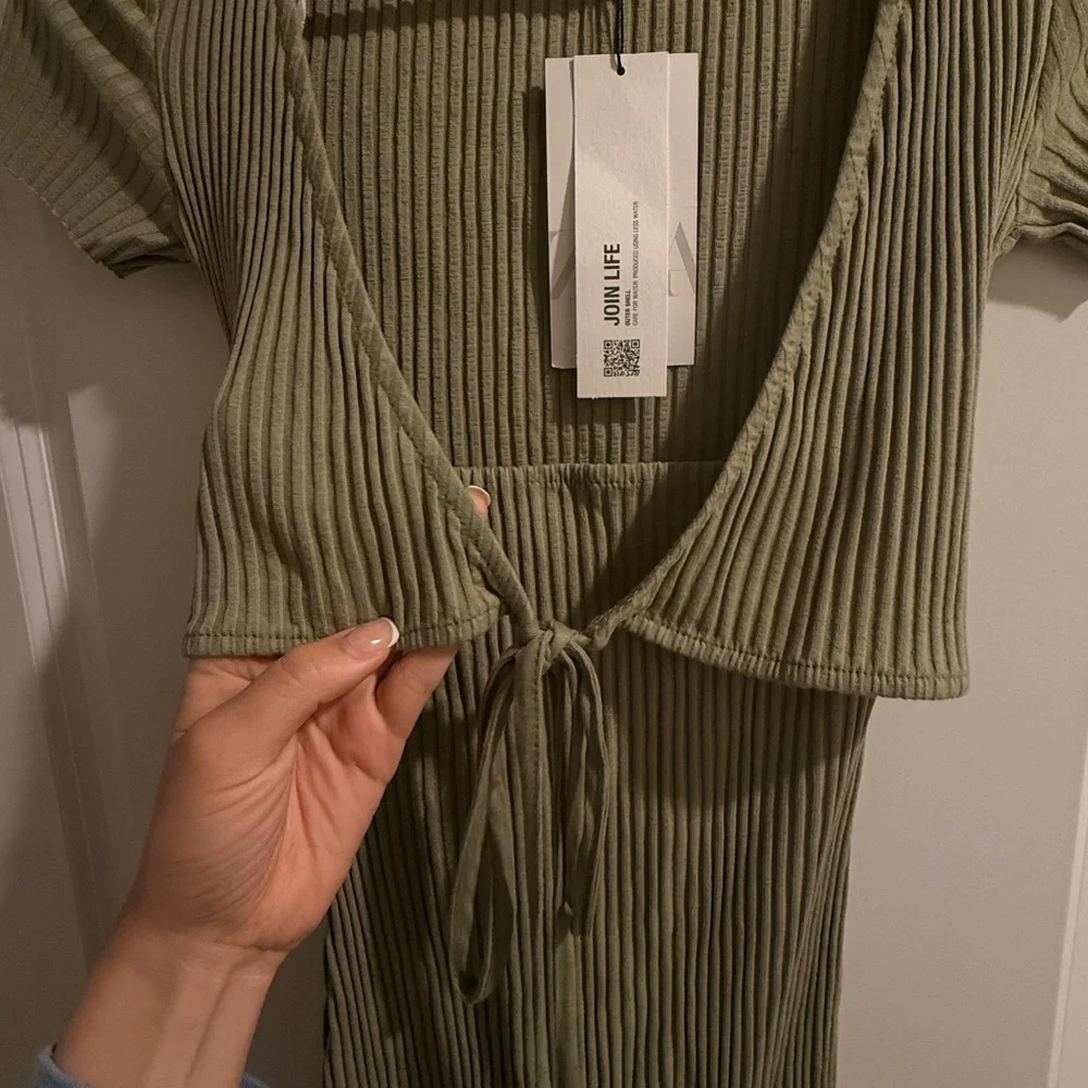 ZARA Ribbed Midi Dress with Tie Front – Olive Green (Size S) - Picture 2 of 5
